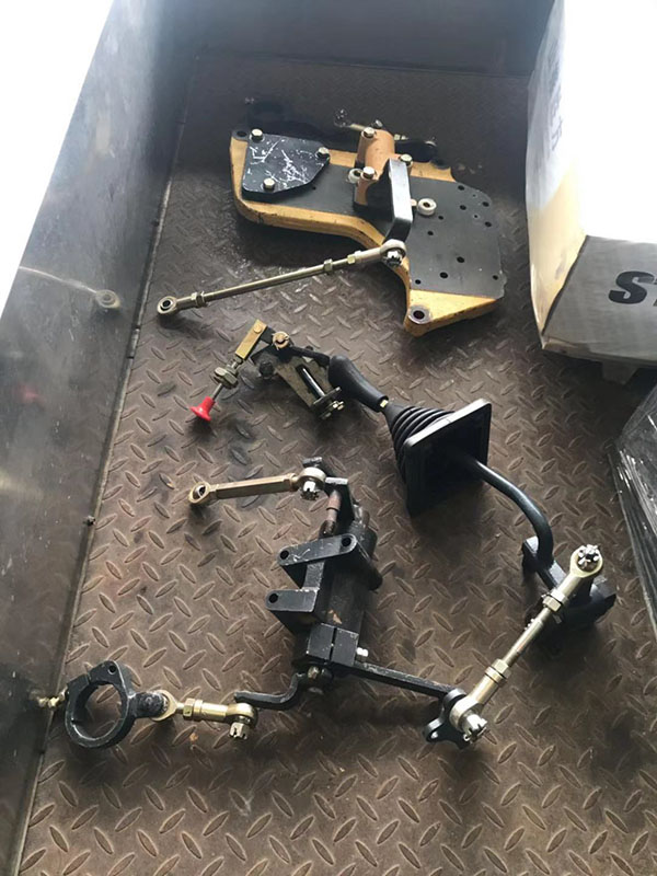 推土机铲刀提升倾斜操纵总成